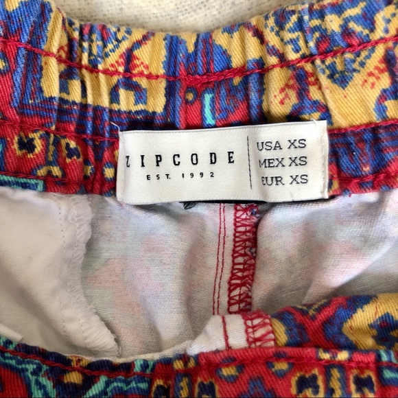 Geometric patterned drawstring shorts - Picture 10 of 13